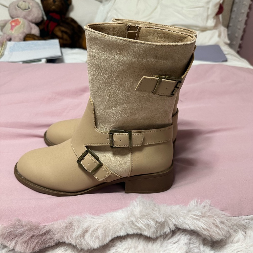 Yoki Darcy-10 Size 8 NWOT Beige Mid Boot - Picture 2 of 5